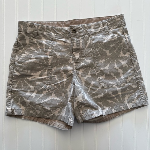 The North Face Pants - The North Face Ridgeside Ripstop Camo Shorts - Size 10